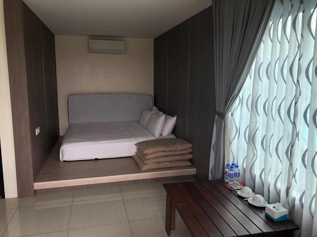 Kluang Container Swimming Pool Hotel Esterno foto